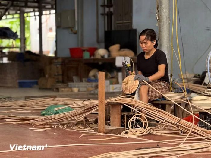 Từ những sợi mây, sợi tre, những người thợ khéo léo đã tạo ra những sản phẩm tinh xảo. (Ảnh: Thái Hà/Vietnam+)