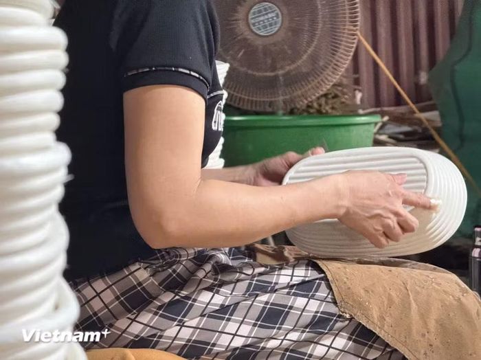 Sản phẩm mây tre đan Phú Vinh không chỉ tiêu thụ trong nước mà đã có mặt tại nhiều thị trường khó tính như Mỹ, Hàn Quốc, Nhật Bản, Pháp, Đức, Anh, Tây Ban Nha. (Ảnh: Thái Hà/Vietnam+)