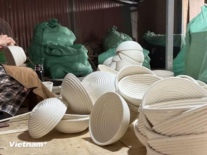 Sản phẩm mây tre đan Phú Vinh không chỉ tiêu thụ trong nước mà đã có mặt tại nhiều thị trường khó tính như Mỹ, Hàn Quốc, Nhật Bản, Pháp, Đức, Anh, Tây Ban Nha. (Ảnh: Thái Hà/Vietnam+)