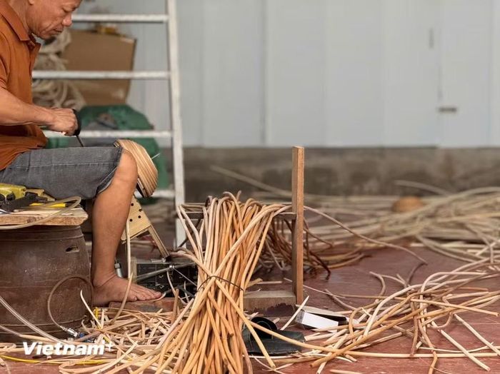 Hiện nay, nghề mây tre đan tạo việc làm cho hơn hai nghìn lao động tại Phú Vinh. (Ảnh: Thái Hà/Vietnam+)