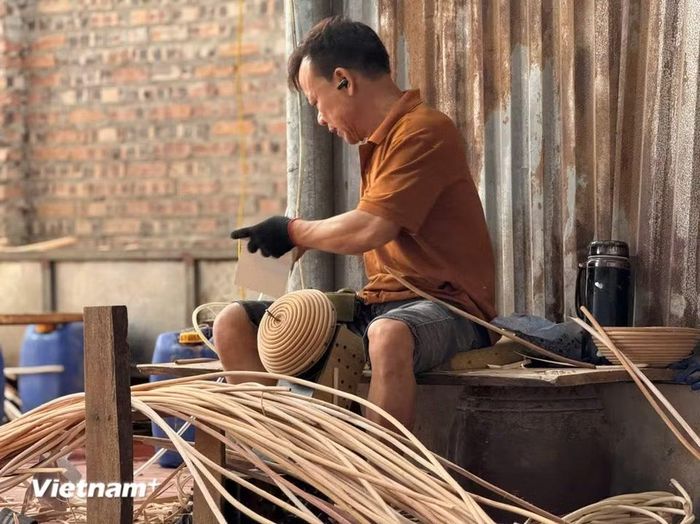 Hiện nay, nghề mây tre đan tạo việc làm cho hơn hai nghìn lao động tại Phú Vinh. (Ảnh: Thái Hà/Vietnam+)