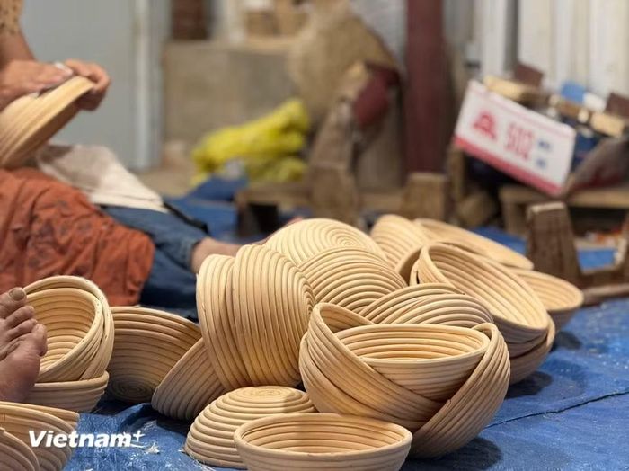 Sản phẩm mây tre đan Phú Vinh không chỉ tiêu thụ trong nước mà đã có mặt tại nhiều thị trường khó tính như Mỹ, Hàn Quốc, Nhật Bản, Pháp, Đức, Anh, Tây Ban Nha. (Ảnh: Thái Hà/Vietnam+)