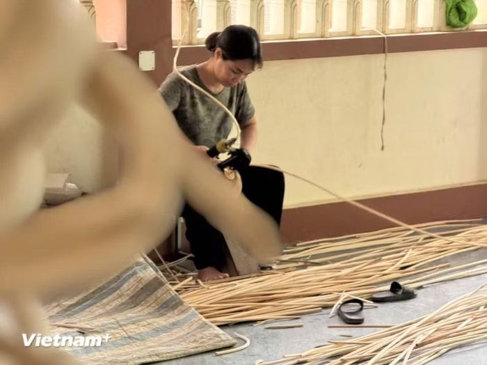 Từ những sợi mây, sợi tre, những người thợ khéo léo đã tạo ra những sản phẩm tinh xảo. (Ảnh: Thái Hà/Vietnam+)