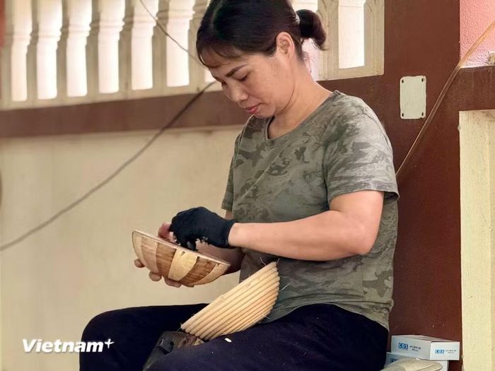 Từ những sợi mây, sợi tre, những người thợ khéo léo đã tạo ra những sản phẩm tinh xảo. (Ảnh: Thái Hà/Vietnam+)