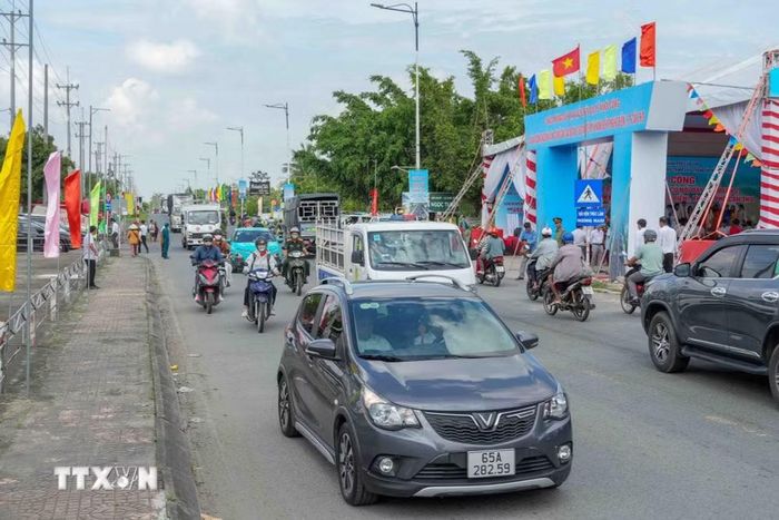 Đường Nguyễn Văn Cừ nối dài hiện hữu. (Ảnh: Thanh Liêm/TTXVN)