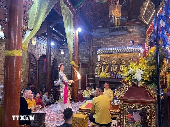 Thực hành tín ngưỡng thờ Mẫu tam phủ. (Ảnh: Hữu Quyết/TTXVN)