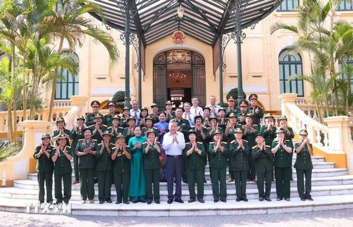 Tổng Bí thư, Chủ tịch nước Tô Lâm với đại biểu Đại đội Nữ lái xe Trường Sơn. (Ảnh: Văn Điệp/TTXVN)