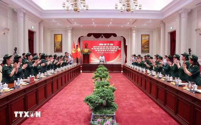 Tổng Bí thư, Chủ tịch nước Tô Lâm với đại biểu Đại đội Nữ lái xe Trường Sơn. (Ảnh: Văn Điệp/TTXVN)