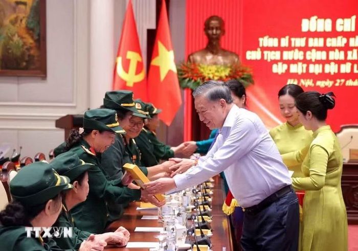 Tổng Bí thư, Chủ tịch nước Tô Lâm tặng quà cho các đại biểu Đại đội Nữ lái xe Trường Sơn. (Ảnh: Văn Điệp/TTXVN)