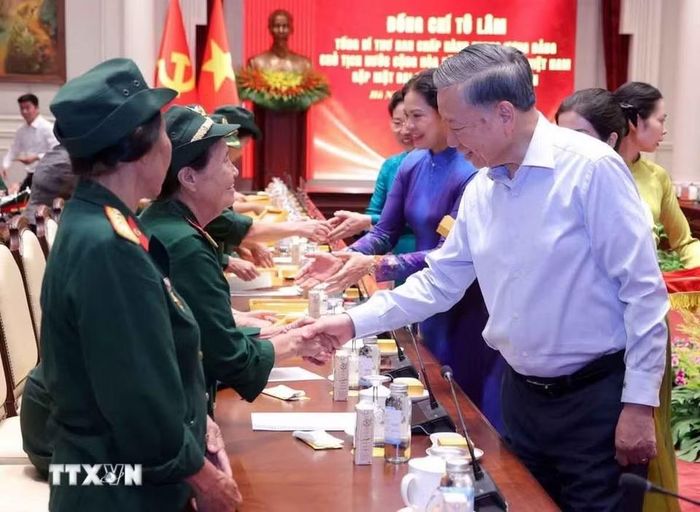 Tổng Bí thư, Chủ tịch nước Tô Lâm với đại biểu Đại đội Nữ lái xe Trường Sơn. (Ảnh: Văn Điệp/TTXVN)