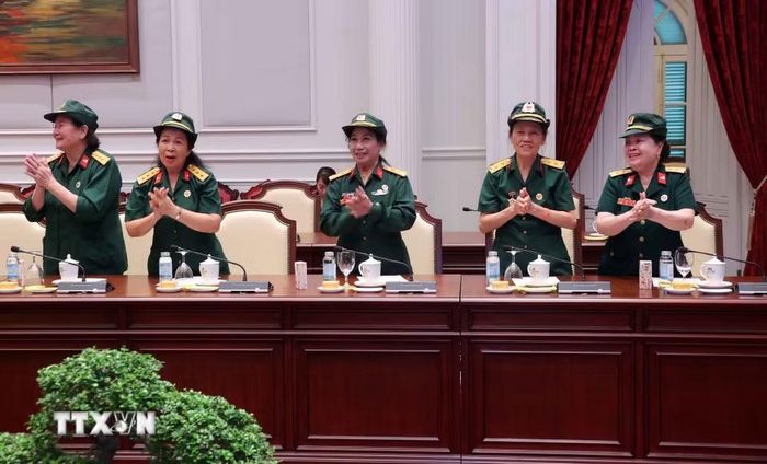 Các đại biểu Đại đội Nữ lái xe Trường Sơn tại buổi gặp mặt. (Ảnh: Văn Điệp/TTXVN)