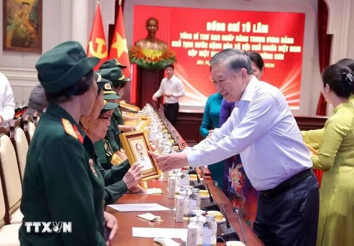 Tổng Bí thư, Chủ tịch nước Tô Lâm tặng quà cho các đại biểu Đại đội Nữ lái xe Trường Sơn. (Ảnh: Văn Điệp/TTXVN)