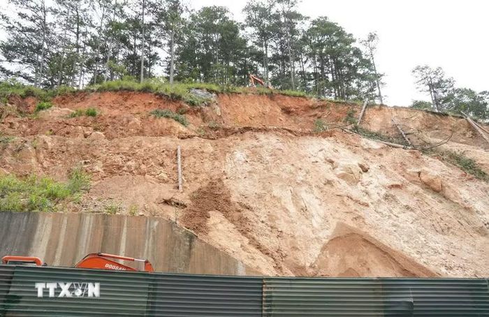 Các phương tiện triển khai hạ mái taluy dương trên đèo Prenn, đoạn từ Km224+900 đến Km225+250 (từ cầu cạn Đatanla hướng lên gần cổng Khu du lịch thác Đatanla). (Ảnh: Nguyễn Dũng/TTXVN)