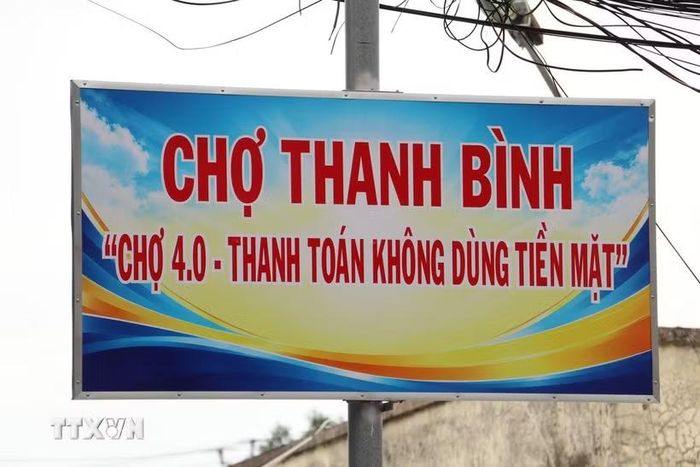 Chợ Thanh Bình tại xã Lương Hoà Lạc, tỉnh Đồng Tháp đẩy mạnh thanh toán không tiền mặt. (Ảnh: Hồng Nhung/TTXVN)