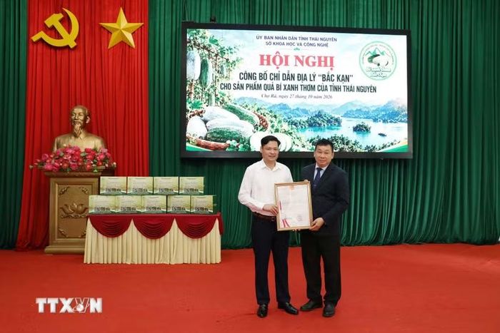 Trao giấy chứng nhận chỉ dẫn địa lý. (Ảnh: Vũ Hoàng Giang/TTXVN)