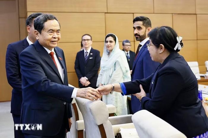 Chủ tịch Quốc hội Trần Thanh Mẫn với đại biểu. (Ảnh: Doãn Tấn/TTXVN)