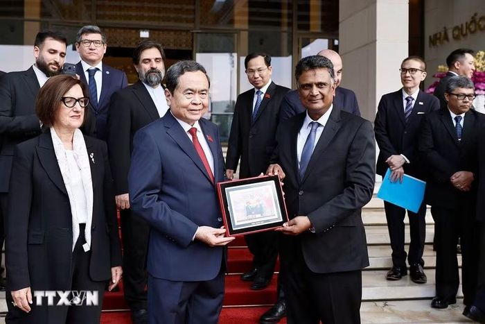 Chủ tịch Quốc hội Trần Thanh Mẫn tặng ảnh Chủ tịch Tổ chức các Cơ quan Kiểm toán tối cao Châu Á (ASOSAI), Tổng Kiểm toán và Kiểm soát Ấn Độ K.Sanjay Murthy. (Ảnh: Doãn Tấn/TTXVN)