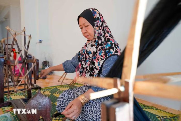 Nghề dệt truyền thống góp phần tạo nên những bộ trang phục mang nét đẹp văn hóa đặc sắc của đồng bào Chăm Islam. (Ảnh: Khánh Hoà/TTXVN)
