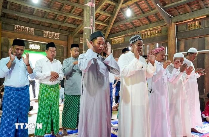 Trang phục của các chức sắc tôn giáo Chăm Islam thường có kiểu dáng dài, kín đáo, phù hợp với tính chất trang nghiêm của nghi lễ. (Ảnh: Khánh Hoà/TTXVN)
