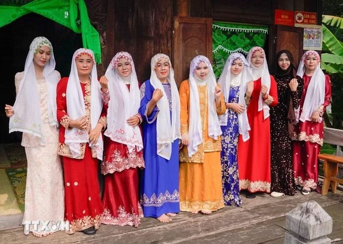 Trong các dịp lễ hội, cưới hỏi, phụ nữ Chăm Islam diện áo dài truyền thống với màu sắc tươi tắn, nổi bật. (Ảnh: Khánh Hoà/TTXVN)