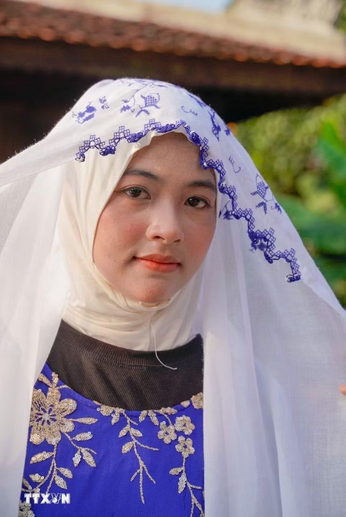 Những chiếc khăn đội đầu như Ma-ôm ( khăn mispok) gắn bó với đời sống thường ngày và các dịp lễ, Tết của phụ nữ Chăm Islam. (Ảnh: Khánh Hoà/TTXVN)