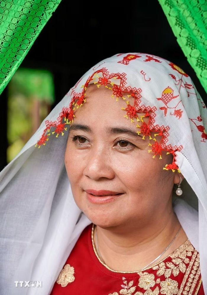 Hoa văn và những chi tiết trang trí tinh tế tạo điểm nhấn cho trang phục truyền thống của phụ nữ Chăm Islam. (Ảnh: Khánh Hoà/TTXVN)