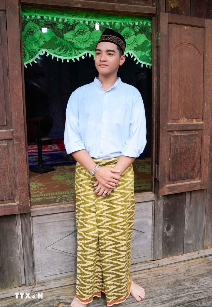 Xà rông nam giới thường dài đến cổ chân, được may từ vải mềm với nhiều màu sắc và họa tiết khác nhau. (Ảnh: Khánh Hoà/TTXVN)