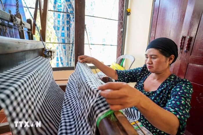 Nghề dệt truyền thống góp phần tạo nên những bộ trang phục mang nét đẹp văn hóa đặc sắc của đồng bào Chăm Islam. (Ảnh: Khánh Hoà/TTXVN)
