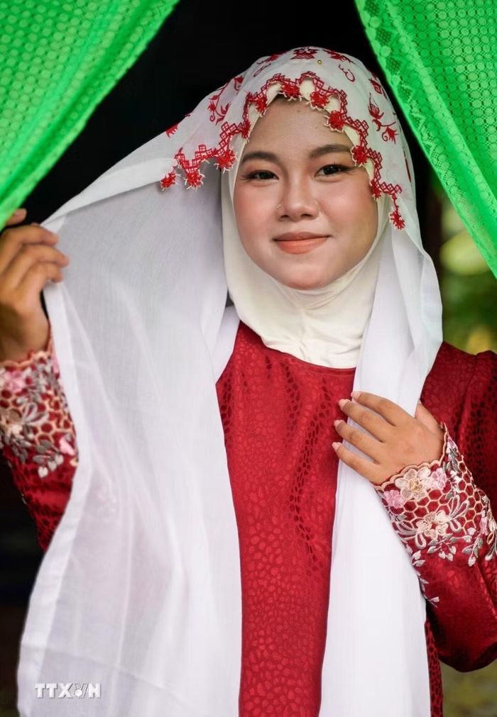 Thiếu nữ Chăm Islam trong trang phục truyền thống. (Ảnh: Khánh Hoà/TTXVN)