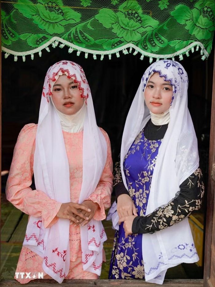 Thiếu nữ Chăm Islam trong trang phục truyền thống. (Ảnh: Khánh Hoà/TTXVN)