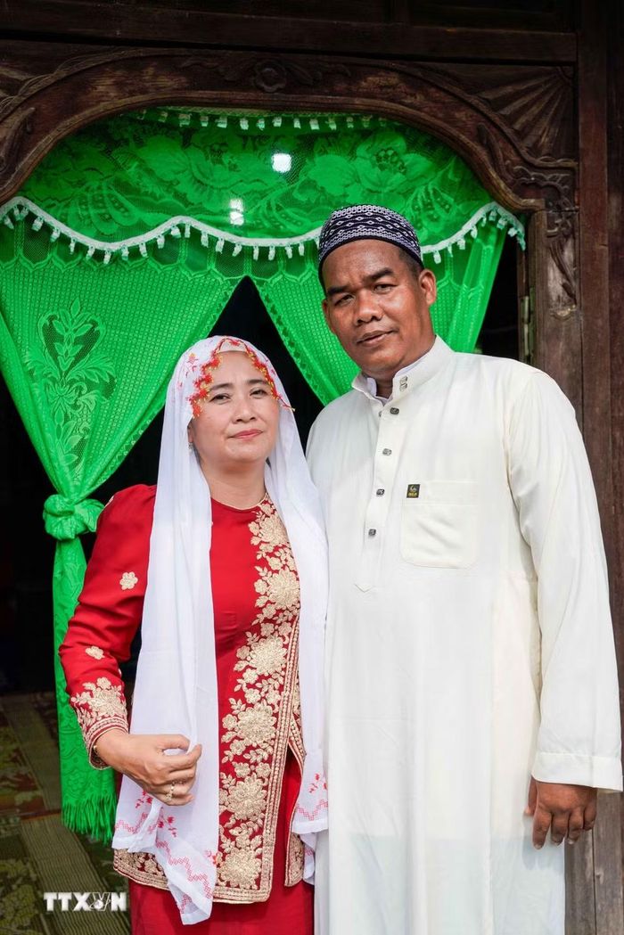 Một cặp vợ chồng dân tộc Chăm Islam trong trang phục truyền thống. (Ảnh: Khánh Hoà/TTXVN)