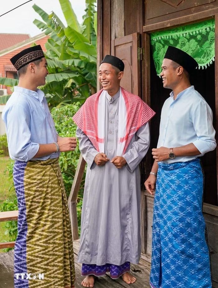 Trang phục truyền thống góp phần tạo nên bản sắc văn hóa riêng của cộng đồng người Chăm Islam . (Ảnh: Khánh Hoà/TTXVN)