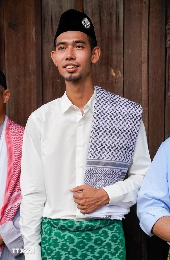 Trang phục truyền thống góp phần tạo nên bản sắc văn hóa riêng của cộng đồng người Chăm Islam. (Ảnh: Khánh Hoà/TTXVN)