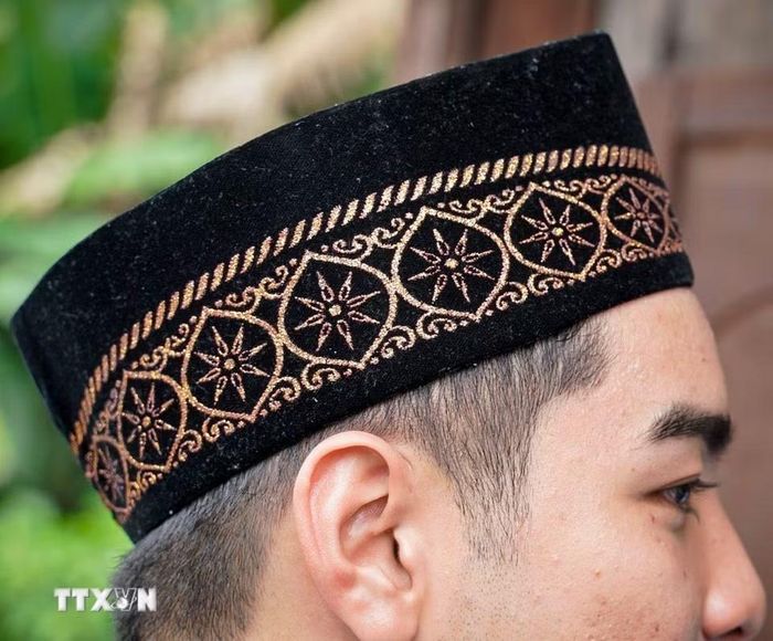 Mũ kapeak là phụ kiện quen thuộc trong trang phục nam giới Chăm Islam, gắn với nếp sống và tín ngưỡng của cộng đồng. (Ảnh: Khánh Hoà/TTXVN)