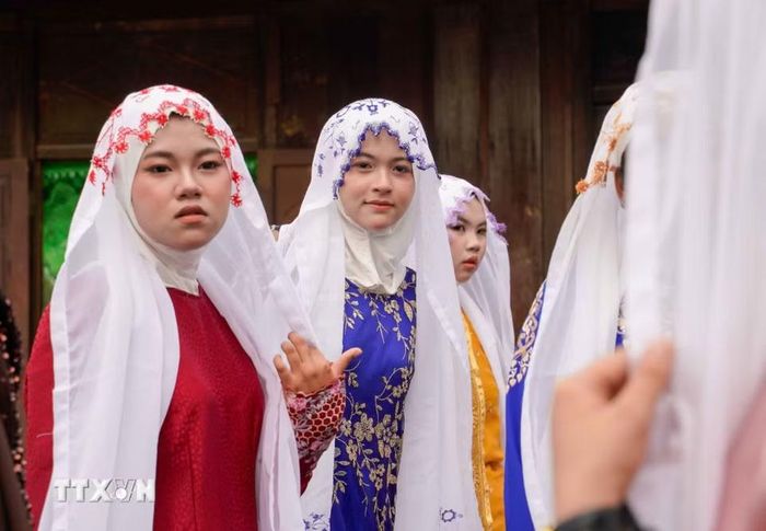 Khăn choàng đầu với hoa văn thêu và đường viền trang trí góp phần tôn lên vẻ duyên dáng của phụ nữ Chăm Islam. (Ảnh: Khánh Hoà/TTXVN)