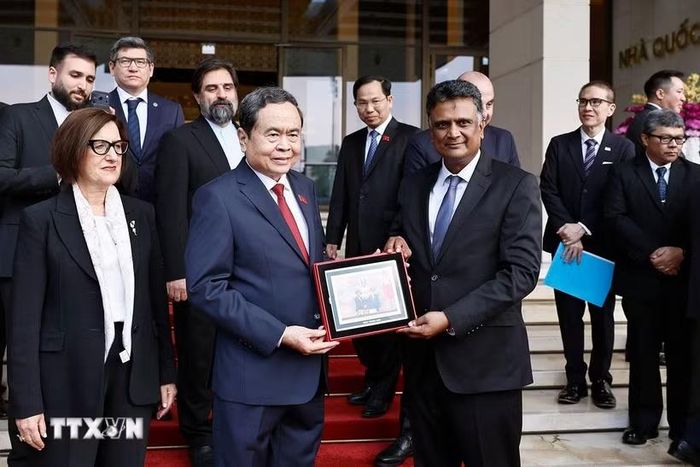 Chủ tịch Quốc hội Trần Thanh Mẫn tặng ảnh Chủ tịch Tổ chức các Cơ quan Kiểm toán tối cao Châu Á (ASOSAI), Tổng Kiểm toán và Kiểm soát Ấn Độ K.Sanjay Murthy. (Ảnh: Doãn Tấn/TTXVN)