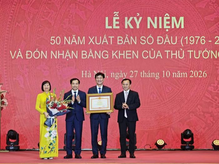Tạp chí Lý luận chính trị (Học viện Chính trị Quốc gia Hồ Chí Minh) vinh dự đón nhận Bằng khen của Thủ tướng Chính phủ. (Ảnh: Nam Sương/TTXVN)