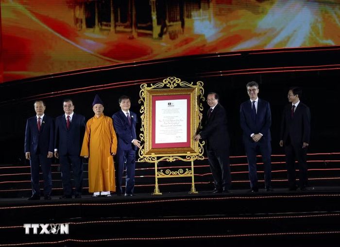 Thứ trưởng Bộ Văn hóa, Thể thao và Du lịch Tạ Quang Đông trao Bằng UNESCO ghi danh Quần thể Di tích và Danh thắng Yên Tử-Vĩnh Nghiêm-Côn Sơn, Kiếp Bạc là Di sản văn hóa thế giới cho 3 địa phương Hải Phòng, Quảng Ninh, Bắc Ninh. (Ảnh: Đức Hiếu/TTXVN)