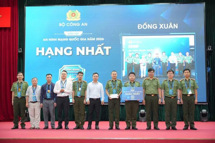 Đại tá Nguyễn Hồng Quân trao giải thưởng cho đội Đồng Xuân đứng đầu với 6.140 điểm. (Ảnh: NCA)