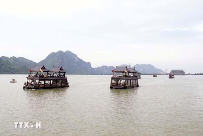 Đoàn đại biểu Tổ chức Giáo dục, Khoa học và Văn hóa Liên hợp quốc (UNESCO) khảo sát Quần thể danh thắng Tam Chúc. (Ảnh: Đại Nghĩa/TTXVN)