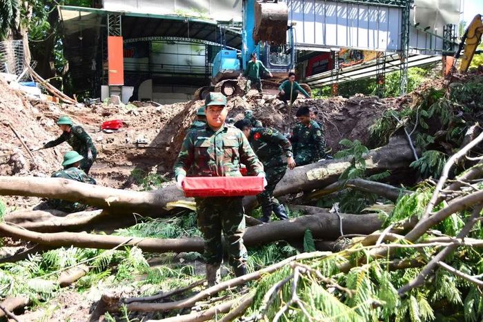 Lực lượng làm nhiệm vụ đưa 01 trong 04 hài cốt liệt sĩ về nơi quy tập. (Ảnh: PV/Vietnam+)