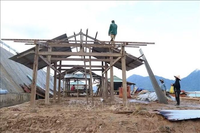Các hộ dân hỗ trợ nhau hoàn thiện nơi ở mới trước mùa mưa bão tại khu dân cư Loong Póc (xã Nam Trà My, thành phố Đà Nẵng). Ảnh: Khoa Chương/TTXVN