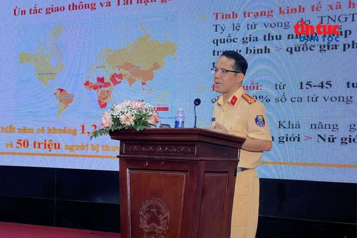 Đại tá Nguyễn Quang Nhật, Trưởng phòng Hướng dẫn, tuyên truyền, điều tra, giải quyết tai nạn giao thông (C08), Cục Cảnh sát giao thông, Bộ Công an trình bày chuyên đề “Cập nhật chủ trương, chính sách và quy định pháp luật về đảm bảo trật tự an toàn giao thông năm 2026”.