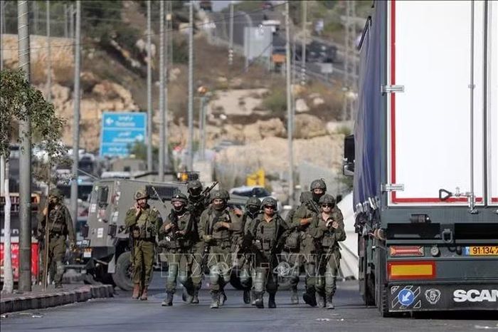 Binh sĩ Israel gác tại một điểm kiểm soát ở thành phố Hebron, Bờ Tây ngày 23/10/2026. Ảnh: THX/TTXVN
