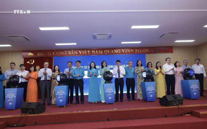 Các đại biểu thực hiện nghi thức phát động Phong trào thi đua “Sáng kiến mỗi ngày" năm 2026. Ảnh: Trần Việt/TTXVN