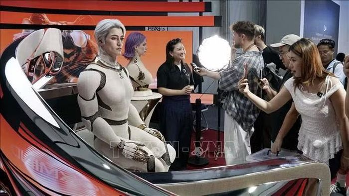Robot hình người được giới thiệu tại Hội nghị Robot Thế giới 2026 ở Bắc Kinh, Trung Quốc, ngày 19/8/2026. Ảnh: THX/TTXVN phát