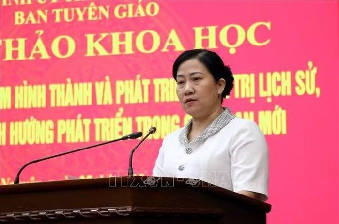 Bà Đỗ Thị Minh Hoa, Trưởng ban Tuyên giáo Tỉnh ủy Thái Nguyên trình bày tham luận.