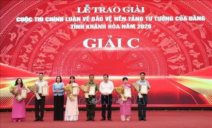 Ban Tổ chức trao giải cho các tác phẩm đoạt giải C. Ảnh: Đặng Tuấn/TTXVN