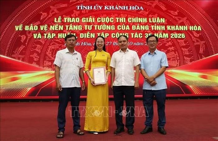 Nhóm tác giả Cơ quan Thường trú Thông tấn xã Việt Nam tại tỉnh Khánh Hòa đoạt giải Khuyến khích với loạt 3 bài “Từ lá phiếu cử tri đến trách nhiệm của người đại biểu dân cử”. Ảnh: Đặng Tuấn/TTXVN