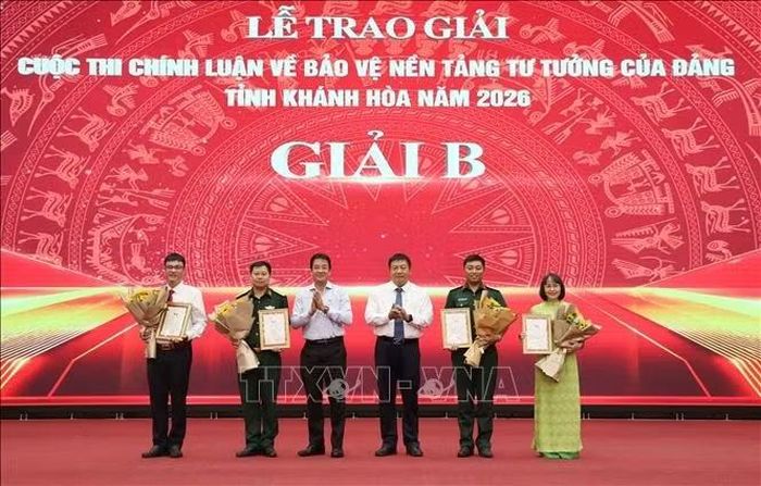Ban Tổ chức trao giải cho các tác phẩm đoạt giải B. Ảnh: Đặng Tuấn/TTXVN